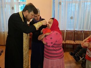 Причастие детей-инвалидов в реабилитационном центре "Коломенский"