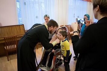 Причастие детей-инвалидов в реабилитационном центре "Коломенский"