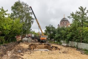 Разгрузка фундаментных блоков на площадке