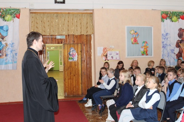 Клирик Троицкого храма посетил День инвалидов в школе-интернате №19
