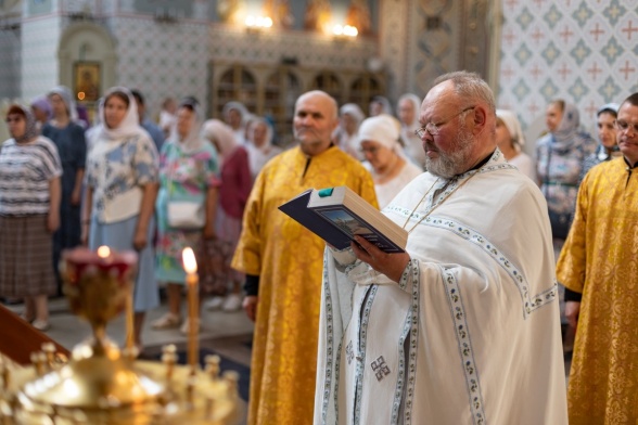 Божественная Литургия во вторник, на неделе пятой по Пятидесятнице, в день памяти святых благоверных князей Петра и Февронии Муромских