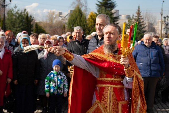 Божественная Литургия с чином раздробления артоса