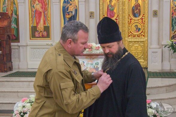 Вручение памятной награды настоятелю Троицкого храма