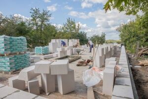 Кладка стен здания