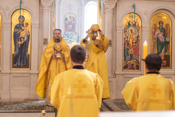 Божественная Литургия в воскресенье, на неделе третьей по Пятидесятнице