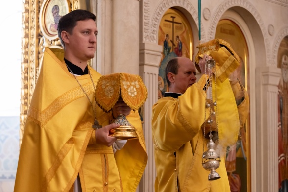 Божественная Литургия в воскресенье, на неделе сеинадцатой по Пятидесятнице