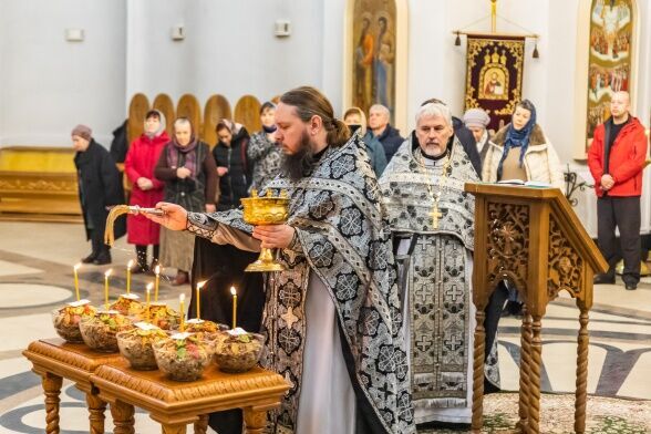 Память св. Феодора Тирона. Освящение колива в Троицком храме.