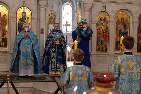 Божественная Литургия в воскресенье, на неделе двенадцатой по Пятидесятнице