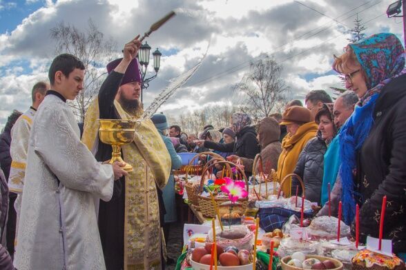 Освящение пасхальной снеди у Троицкого храма