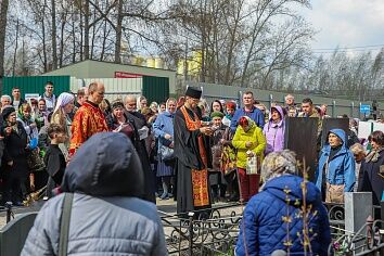 Радоница. Панихида на Щуровском кладбище.