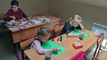 Продолжаются радостные и цветущие пасхальные дни, а с ними - и занятия в воскресной школе