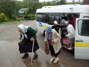 Патронажная служба храма доставила пожилых прихожан в храм