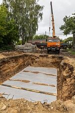 Разгрузка фундаментных блоков