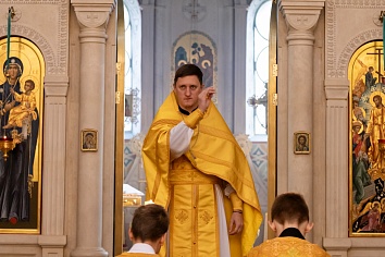 Божественная Литургия в воскресенье, на неделе сеинадцатой по Пятидесятнице