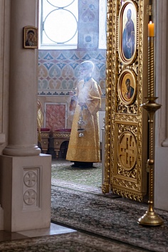 Божественная Литургия в воскресенье, на неделе шестой по Пятидесятнице