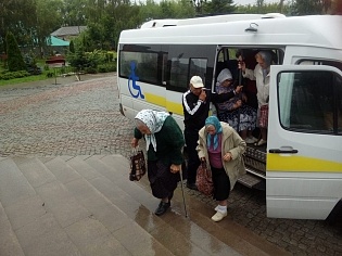 Патронажная служба храма доставила пожилых прихожан в храм
