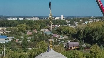 Установка креста главного купола Троицкого храма