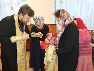 Причастие детей-инвалидов в реабилитационном центре "Коломенский"
