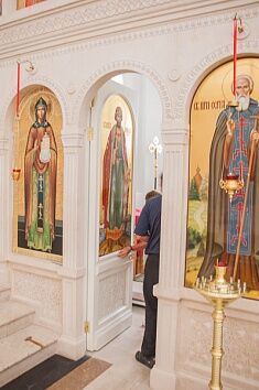 Центральный иконостас пополнился новыми иконами