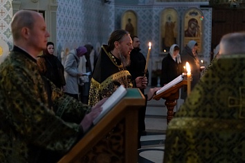 Утреня Великой Пятницы с чтением двенадцати Евангелий