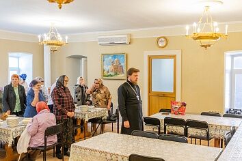 Патронажная служба доставила в храм пожилых прихожан