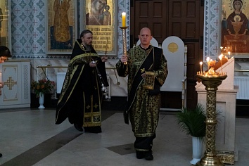 Утреня Великой Пятницы с чтением двенадцати Евангелий