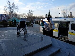 Патронажная служба храма доставила на службу пожилых прихожан