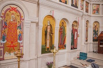 Центральный иконостас пополнился новыми иконами