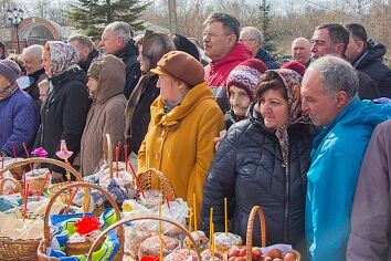 Освящение пасхальной снеди у Троицкого храма