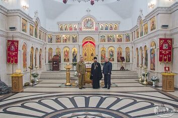 Вручение памятной награды настоятелю Троицкого храма