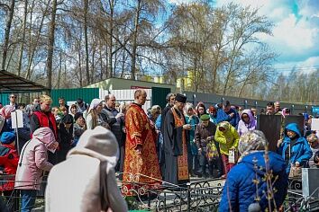Радоница. Панихида на Щуровском кладбище.