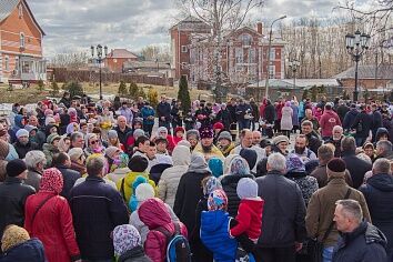 Освящение пасхальной снеди у Троицкого храма