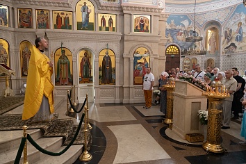 Божественная Литургия в воскресенье, на неделе пятой по Пятидесятнице