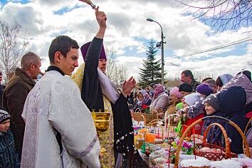 Освящение пасхальной снеди у Троицкого храма