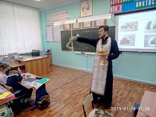 Священники Троицкого храма посетили образовательные и социальные учреждения города