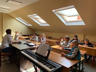 Продолжаются радостные и цветущие пасхальные дни, а с ними - и занятия в воскресной школе