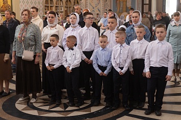 Божественная Литургия в воскресенье, на неделе второй по Пятидесятнице, Всех святых, в земле Русской просиявших