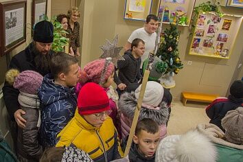 Подарки детям приюта от Митрополита Ювеналия