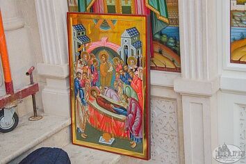 Установлены иконы праздничного ряда центрального иконостаса