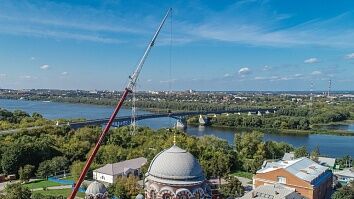 Установка креста главного купола Троицкого храма