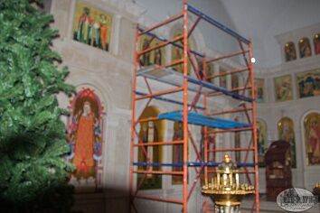 Центральный иконостас пополнился иконами