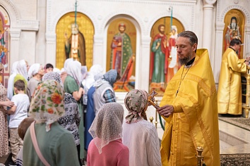 Божественная Литургия в воскресенье, на неделе третьей по Пятидесятнице