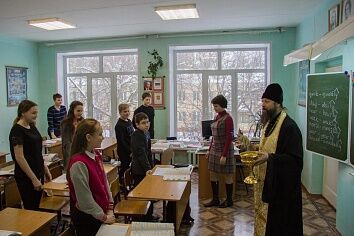 Крещенское поздравление в школе №28 и щуровской поликлинике