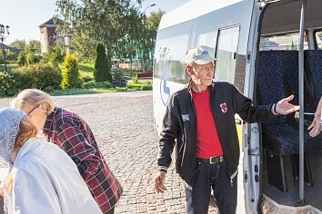 Патронажная служба доставила в храм пожилых прихожан