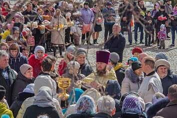 Освящение пасхальной снеди у Троицкого храма