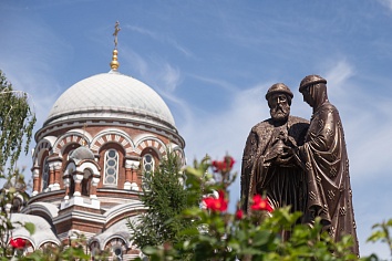 Божественная Литургия во вторник, на неделе пятой по Пятидесятнице, в день памяти святых благоверных князей Петра и Февронии Муромских