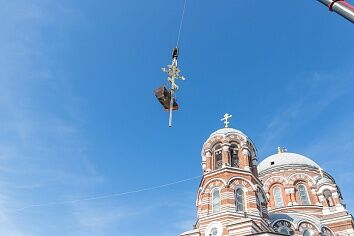 Установка креста главного купола Троицкого храма