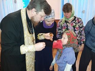 Причастие детей-инвалидов в реабилитационном центре "Коломенский"