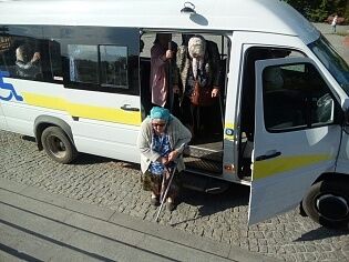 Патронажная служба храма доставила пожилых прихожан на литургию.