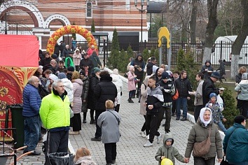 Пасхальная поздняя Литургия и праздничные гуляния на приходе